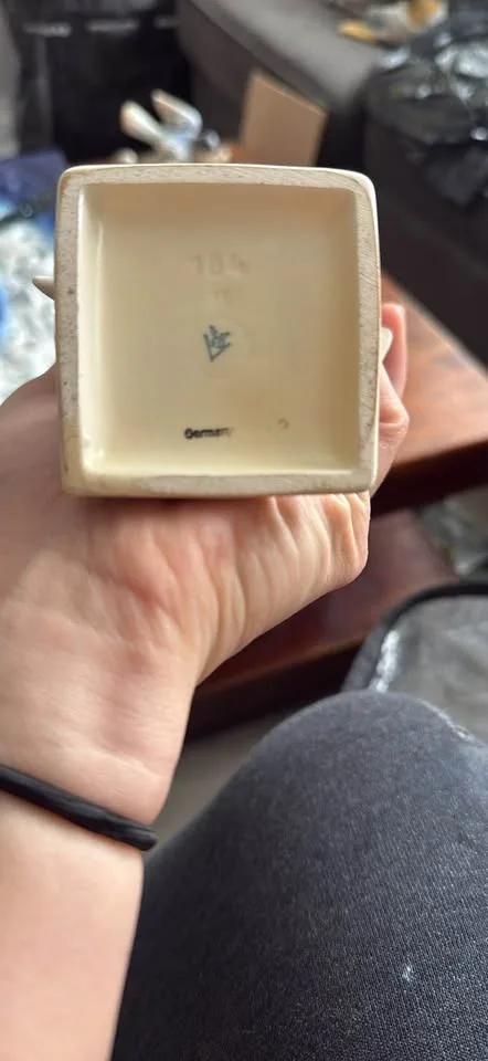 Vintage 1960s MJ Hummel Figurine #184 “Latest News” image indicator(3)