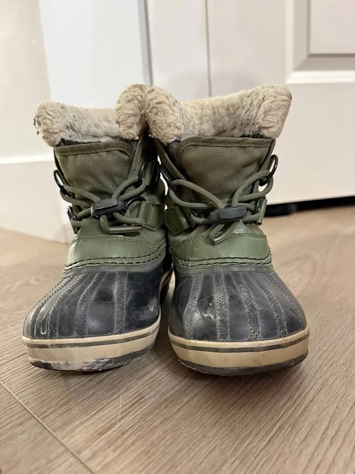 Kids winter boots sz 10