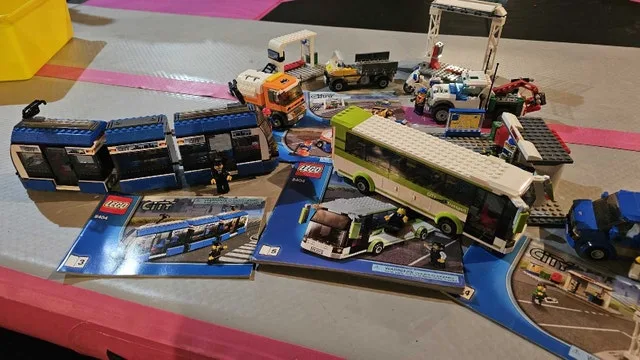 Lego city collection city tram and bus set 8404 plus image indicator(2)
