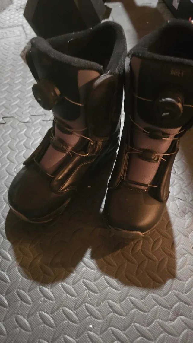 rip one bolt kids snowboarding boots 22.5 Mondo