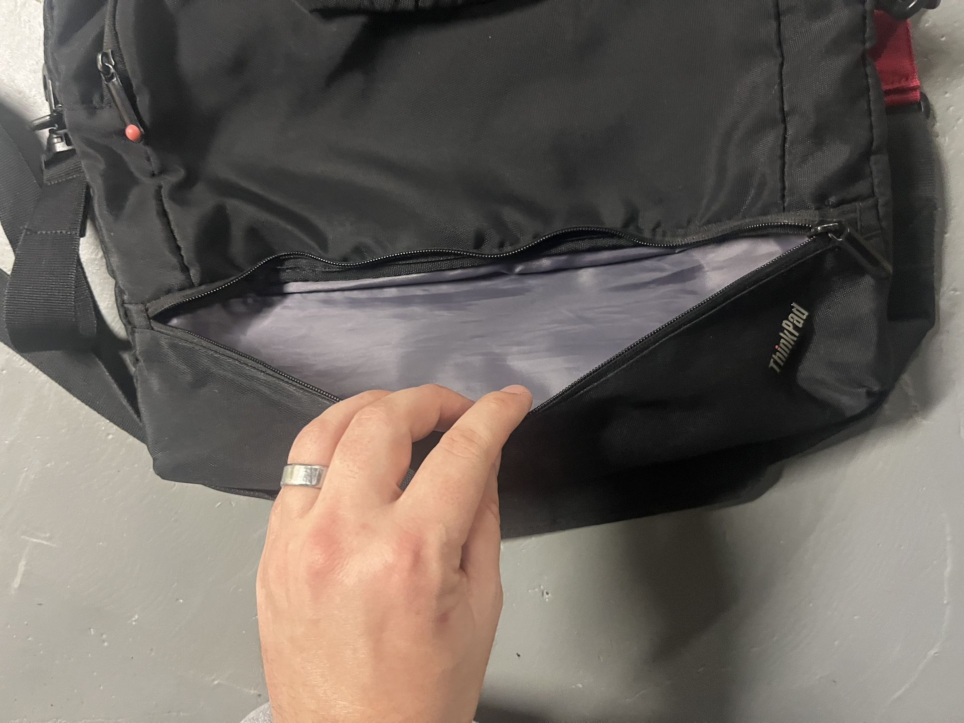USED - Lenovo Laptop Bag & ThinkPad Docking Station - photo 3