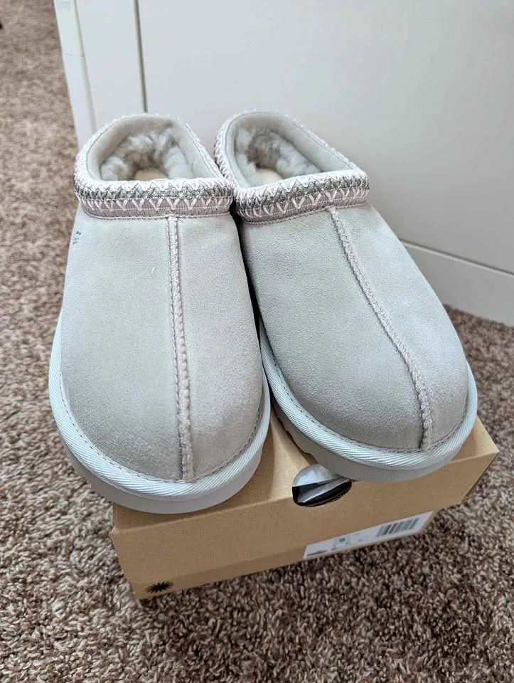 UGG Tasman II slipper in a light tan color Women's Size 8
