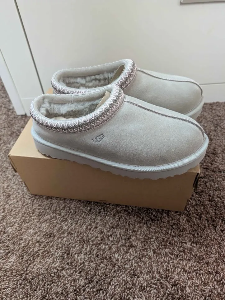 UGG Tasman II slipper in a light tan color Women's Size 8 image indicator(2)