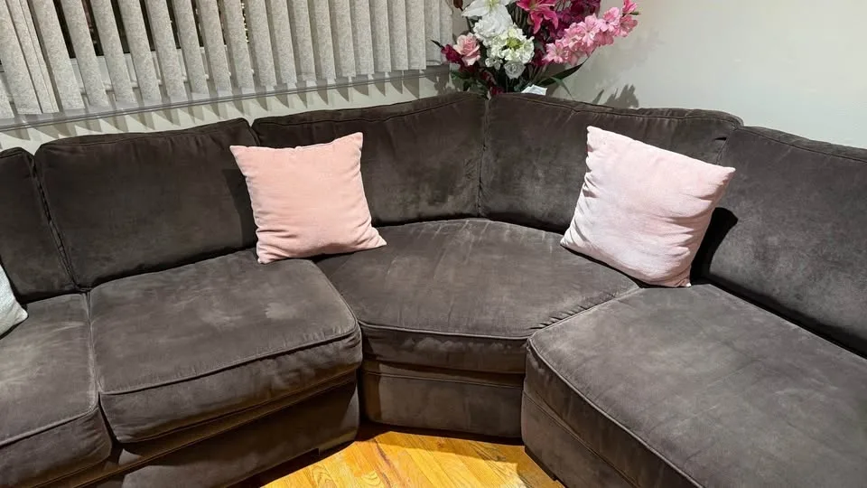 Raymour and Flanigan Large Sectional image indicator(3)