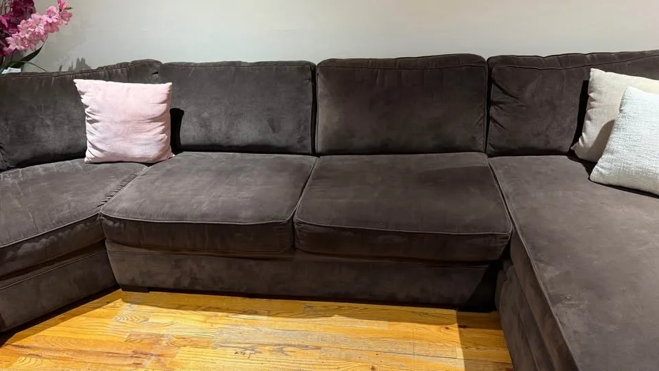 Raymour and Flanigan Large Sectional image indicator(4)