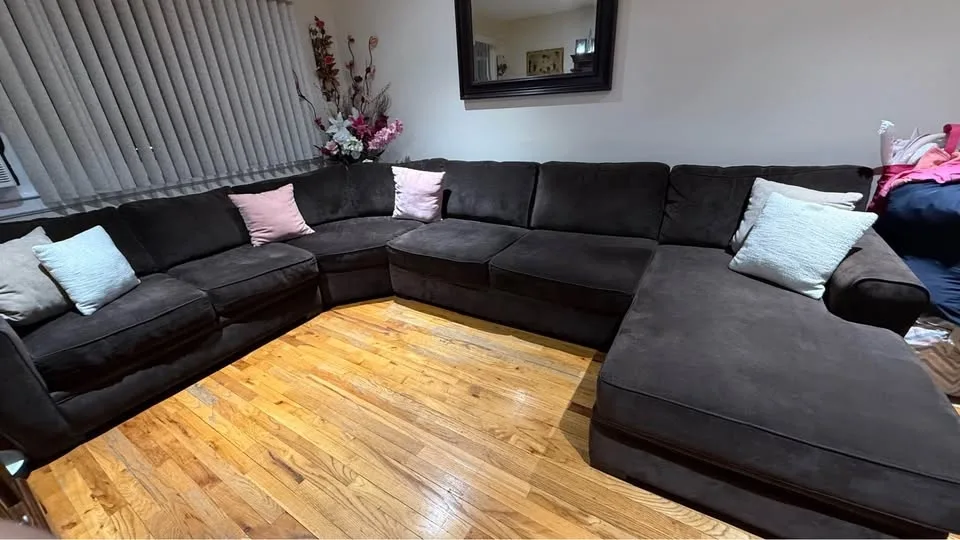 Raymour and Flanigan Large Sectional image indicator(6)