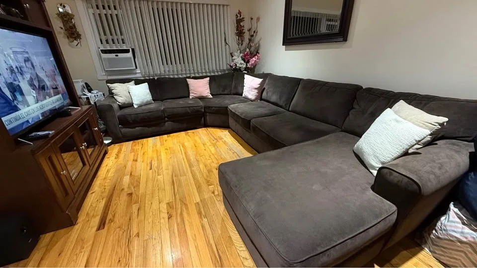 Raymour and Flanigan Large Sectional image indicator(7)