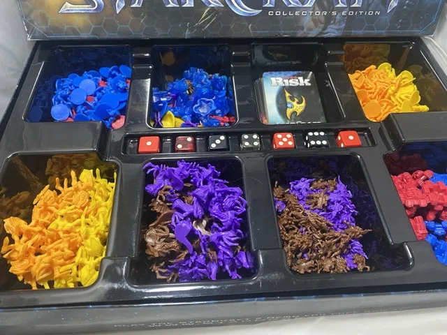 Risk Starcraft Collector's Edition Board Game Strategic Conquest image indicator(2)