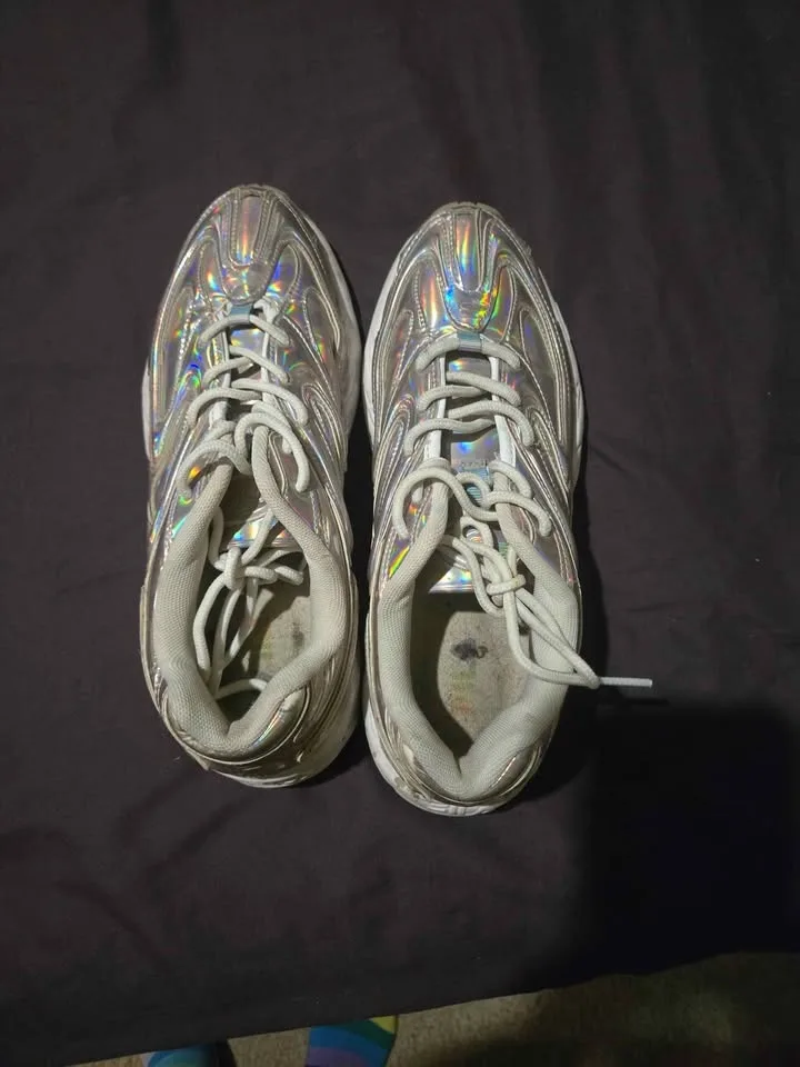 Holographic running shoes image indicator(2)