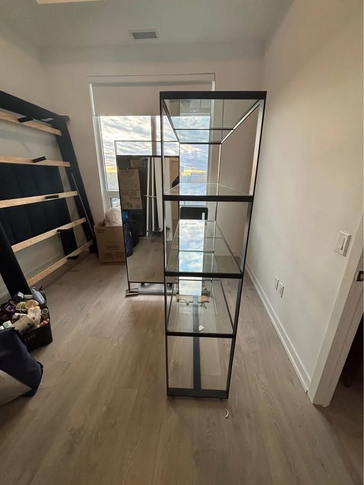 Hudson’s Bay Retail Shelf with Mirror image indicator(2)