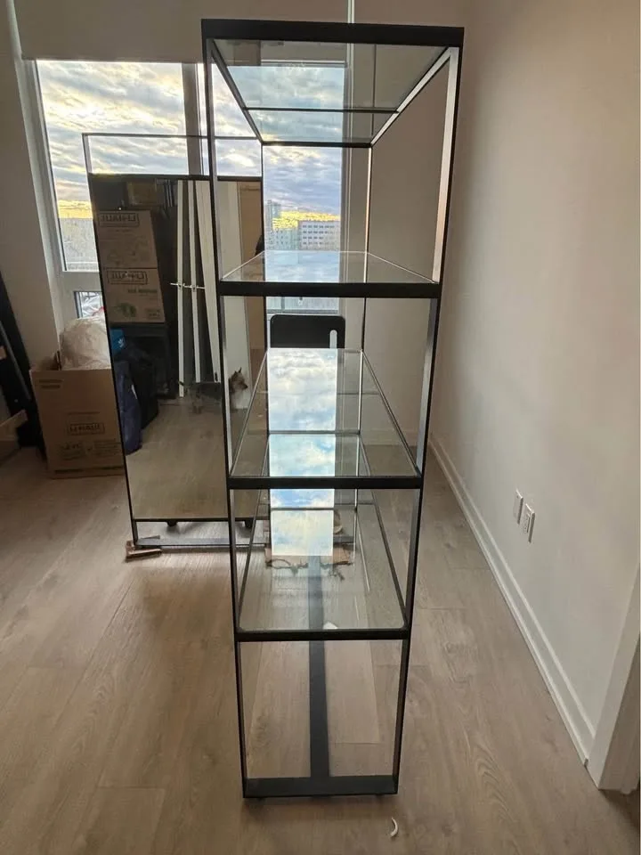 Hudson’s Bay Retail Shelf with Mirror image indicator(3)