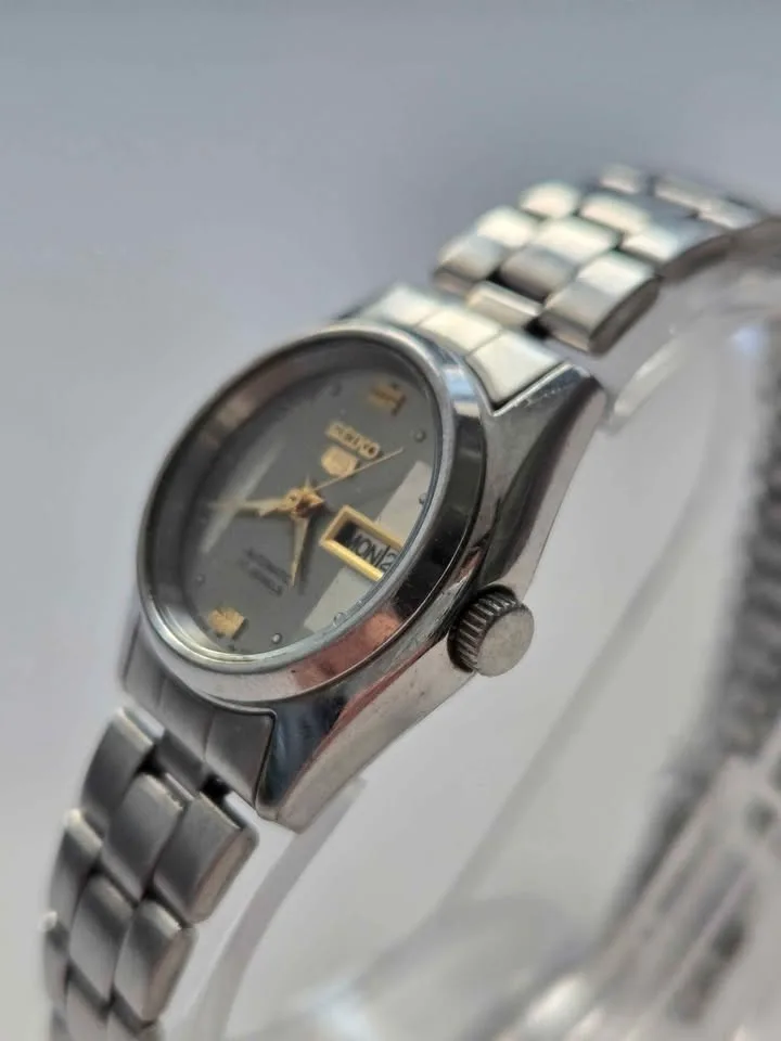 Seiko 5 Automatic 4206-0331 Day/Date Ladies Watch image indicator(2)