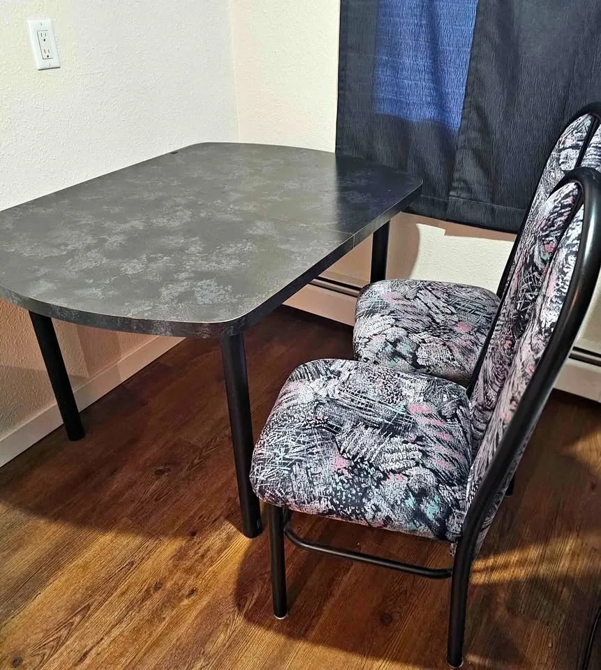 Table with 2 chairs