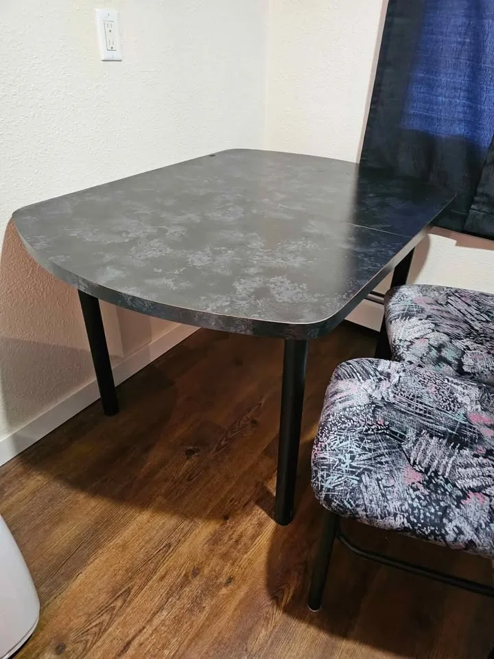 Table with 2 chairs image indicator(2)