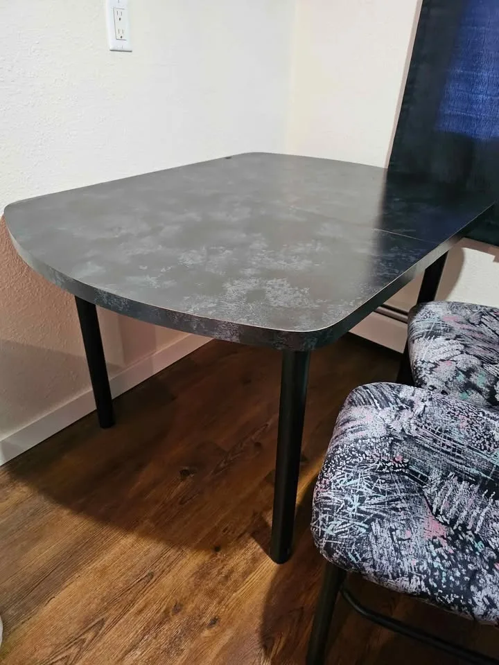 Table with 2 chairs image indicator(3)