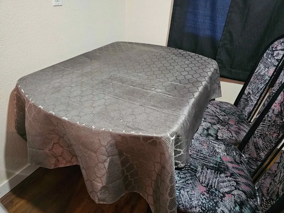 Table with 2 chairs image indicator(5)