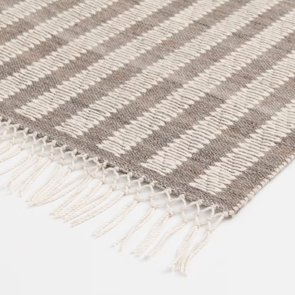Everret Wool Rug - 8ft x 10ft - Brand New - photo 4