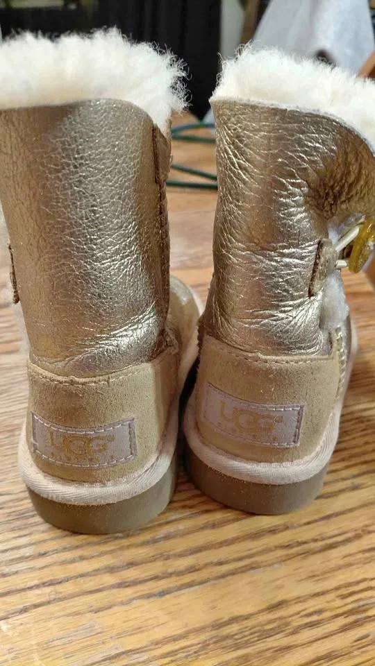 Girls uggs size 6