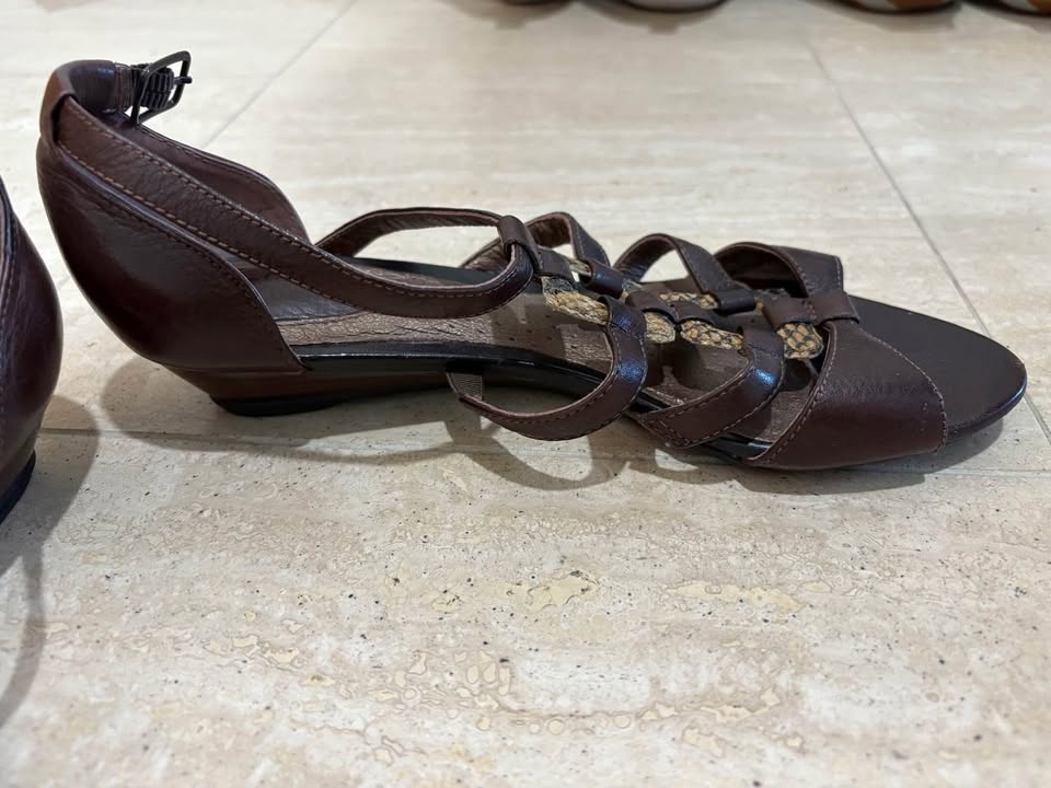 Clarks brown sandals - photo 4