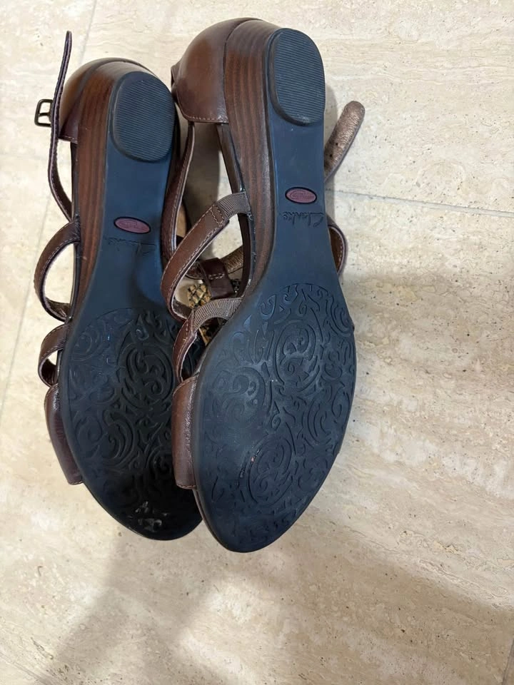 Clarks brown sandals - photo 3