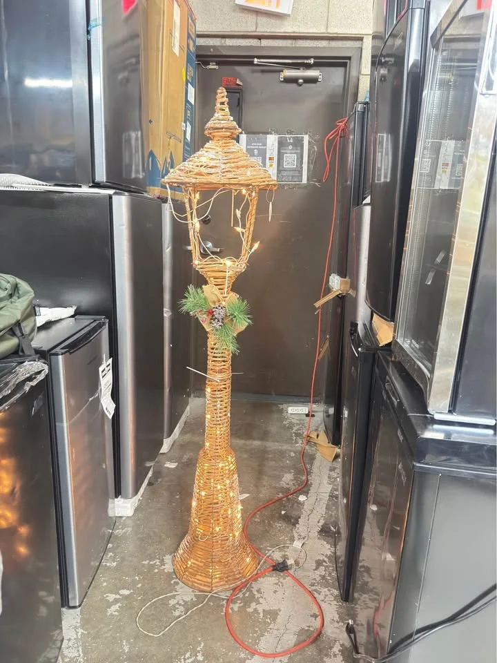 National Tree Co. Lamppost Holiday Decoration image indicator(2)