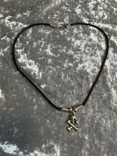 VINTAGE DEADSTOCK 1980’s SKULL & CROSSBONES NECKLACE