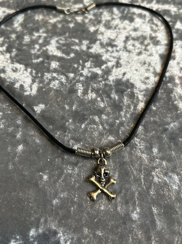 VINTAGE DEADSTOCK 1980’s SKULL & CROSSBONES NECKLACE - photo 3