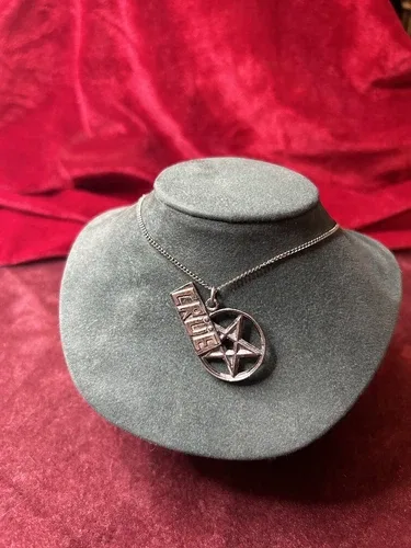 DEADSTOCK 1980’s VINTAGE MOTLEY CRUE NECKLACE