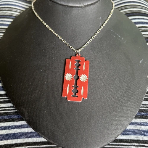 RARE VINTAGE 80’s RED STAINLESS STEEL RAZOR BLADE NECKLACE