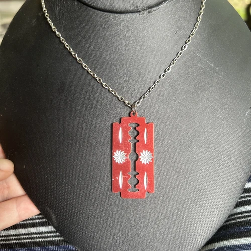 RARE VINTAGE 80’s RED STAINLESS STEEL RAZOR BLADE NECKLACE - photo 3