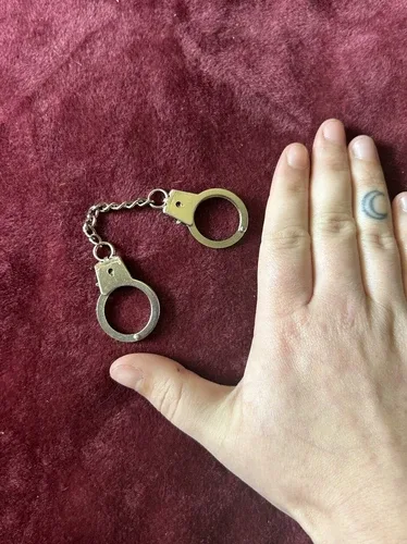 VTG DEADSTOCK STAINLESS STEEL MINI HANDCUFFS SILVER FINGER CUFFS image indicator(2)