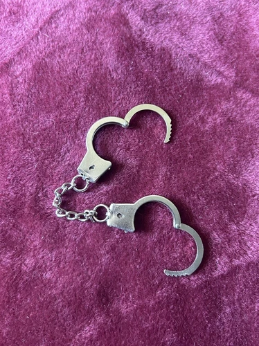 VTG DEADSTOCK STAINLESS STEEL MINI HANDCUFFS SILVER FINGER CUFFS - photo 3