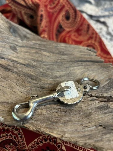 Vintage AC/DC Bottle Opener Keychain image indicator(4)