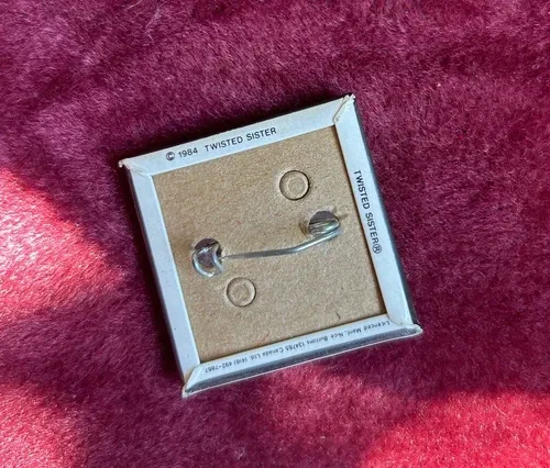 1984 ORIGINAL RARE Vintage Dee Snider Pin Twisted Sister image indicator(2)