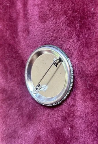 Vintage M*A*S*H Mash 4077th Promo PIN 1982 RARE 4077 Pinback image indicator(3)