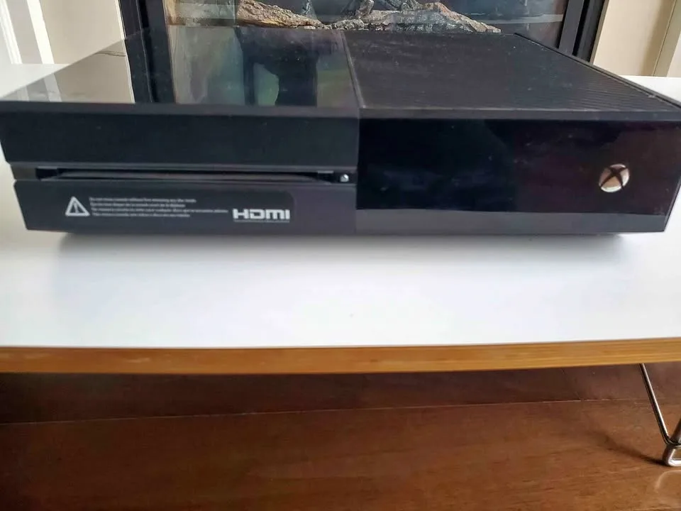 Xbox One Console + 7 games