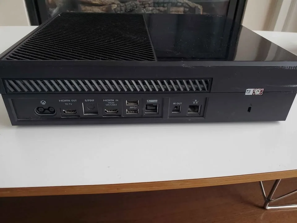 Xbox One Console + 7 games image indicator(2)