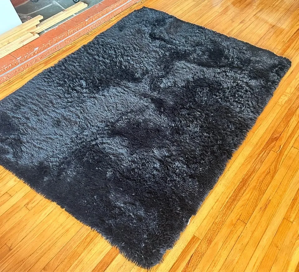 Fluffy black rug 3,5’’ x 5’’ image indicator(2)