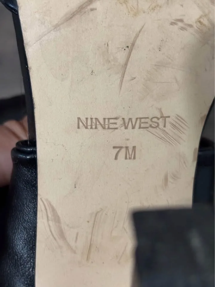 Nine west black kitten heels size 7 image indicator(2)