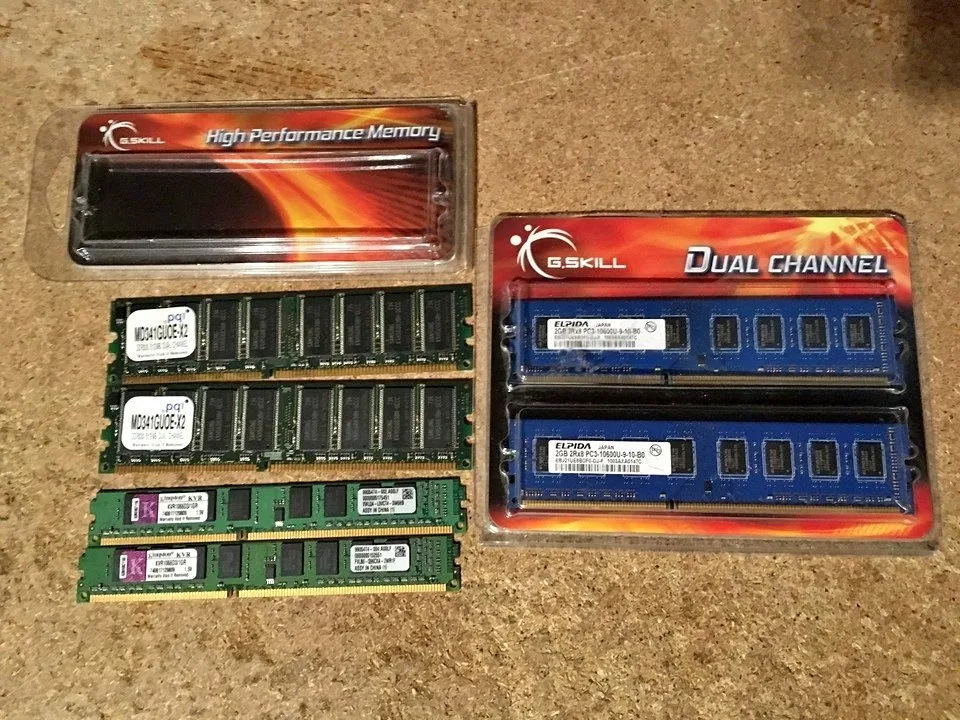 LOT OF OLD RAM STICKS ELPIDA 2X PC3-10600 2GB 2X PQ1 DDR333