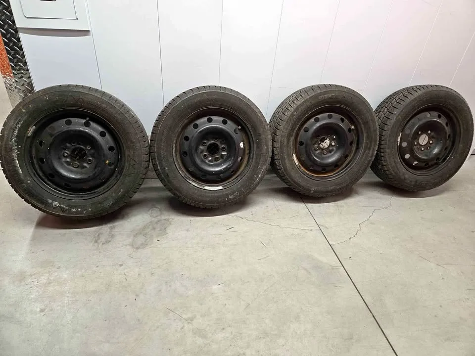 Motomaster Winter Edge Tires- 215/60R16