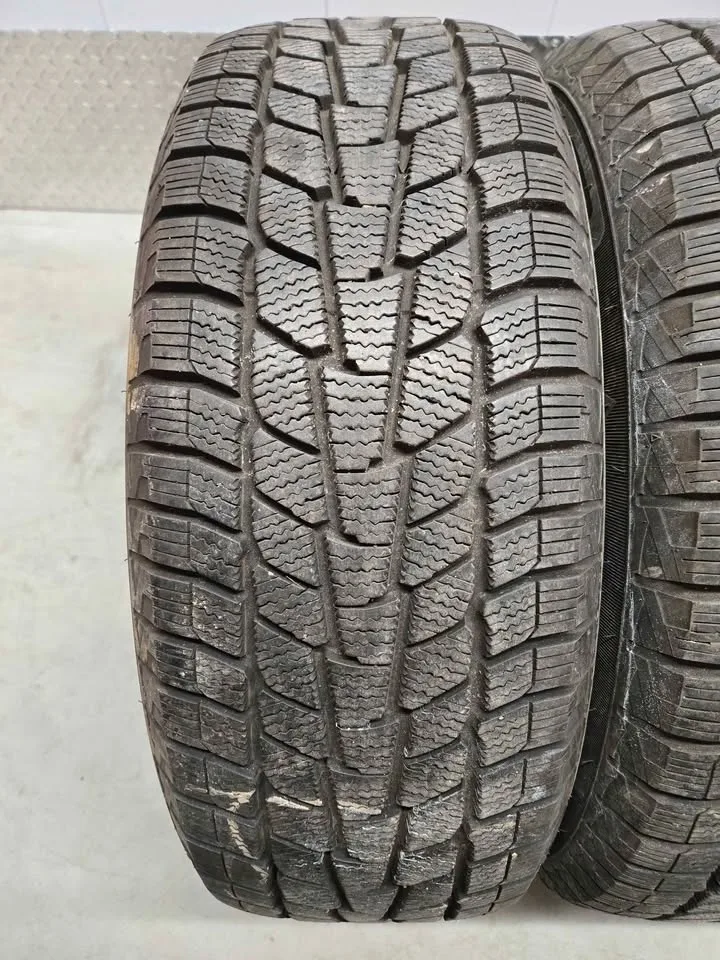 Motomaster Winter Edge Tires- 215/60R16 image indicator(3)