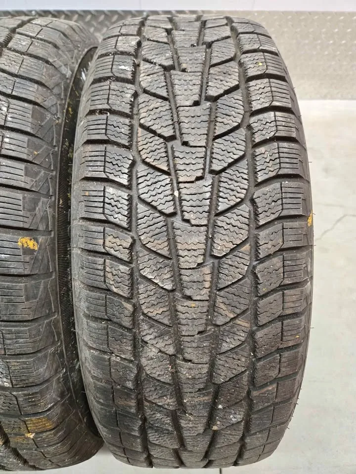 Motomaster Winter Edge Tires- 215/60R16 image indicator(6)