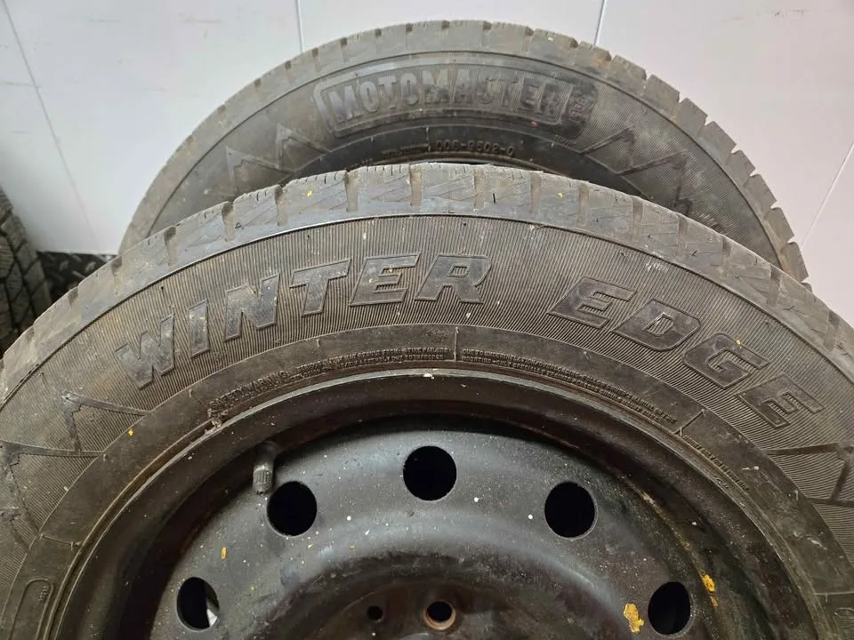 Motomaster Winter Edge Tires- 215/60R16 image indicator(7)