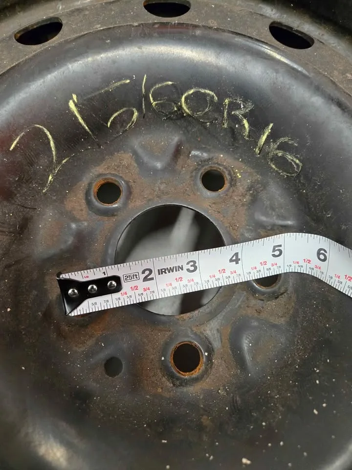 Motomaster Winter Edge Tires- 215/60R16 image indicator(9)