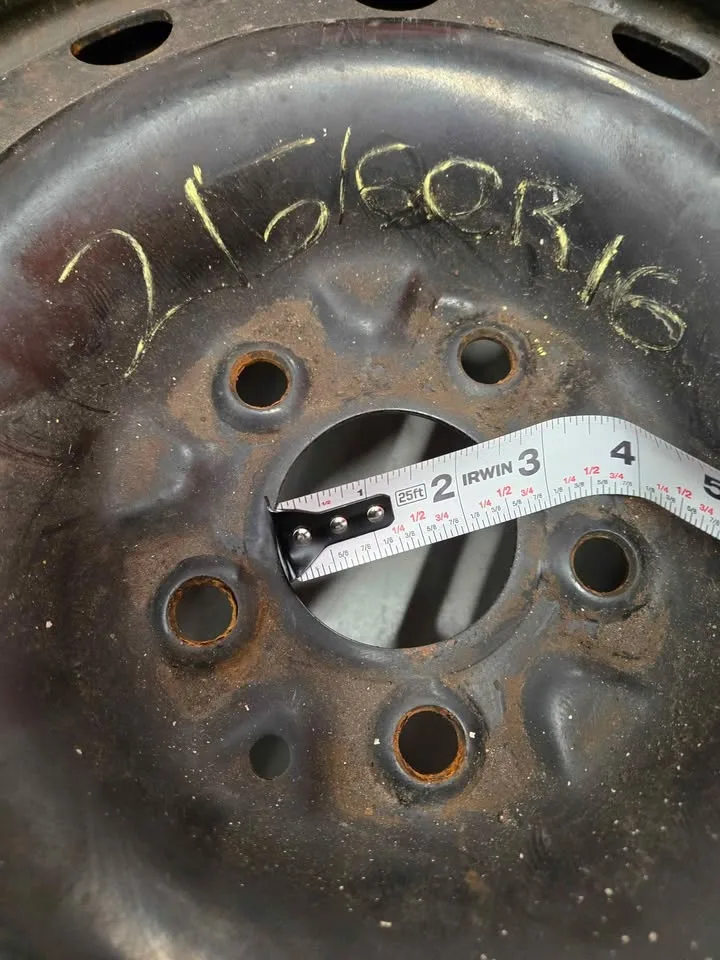 Motomaster Winter Edge Tires- 215/60R16 image indicator(10)