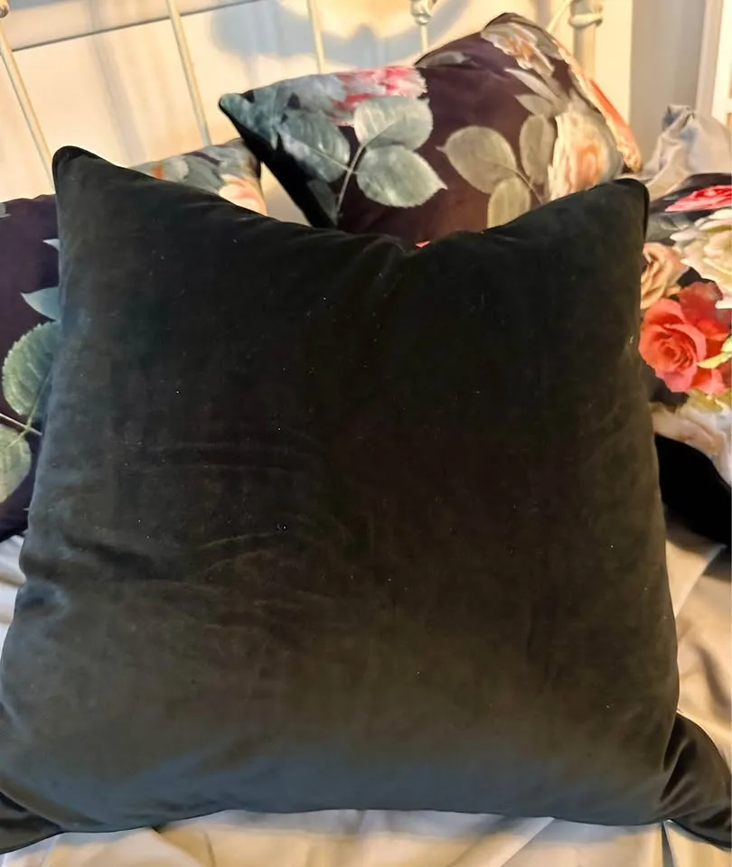 🌸 GORGEOUS Nicole Miller Velvet Floral Cushions #cleanout image indicator(4)