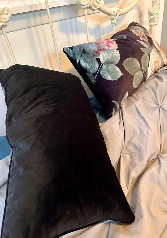 🌸 GORGEOUS Nicole Miller Velvet Floral Cushions #cleanout image indicator(7)