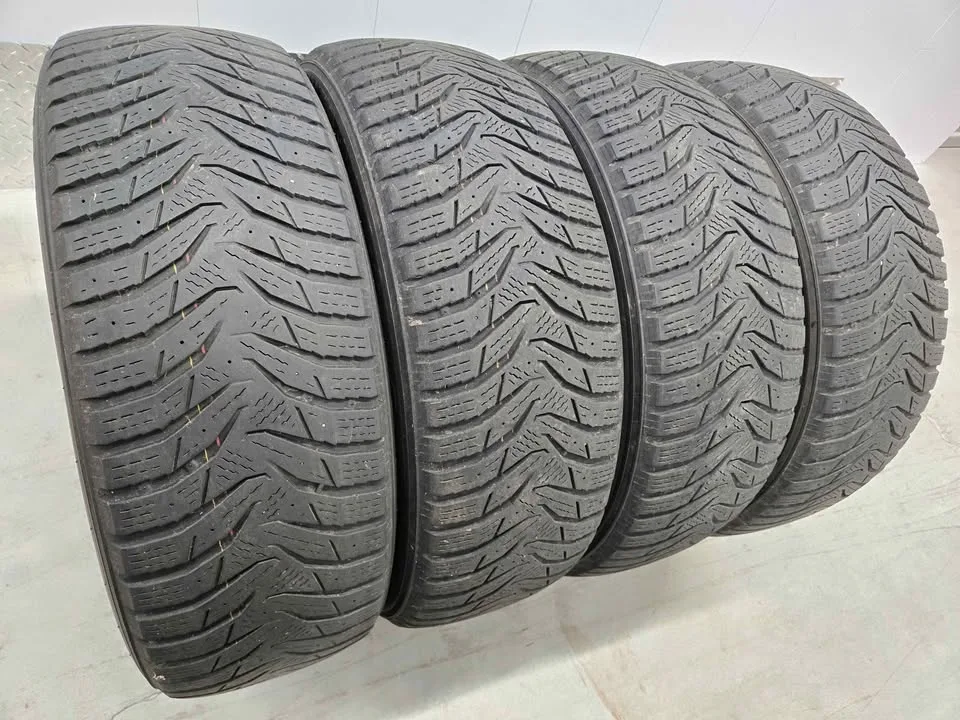 Kumho Wintercraft SUV Winter Tires- 225/65R17 image indicator(2)