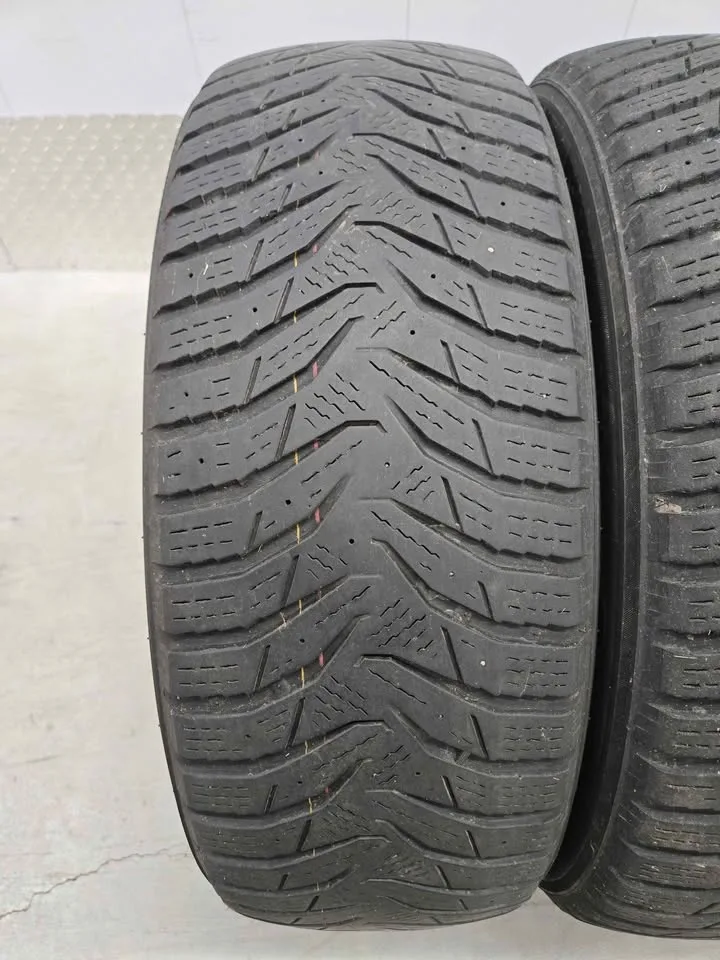Kumho Wintercraft SUV Winter Tires- 225/65R17 image indicator(3)
